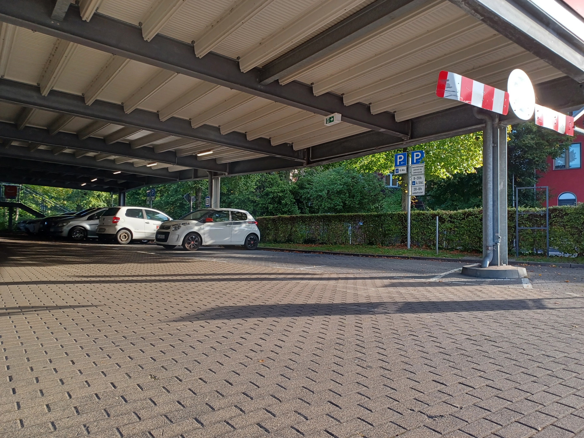 Die neue Aufteilung der Stellplätze am Parkhauseingang