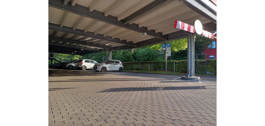 Die neue Aufteilung der Stellplätze am Parkhauseingang