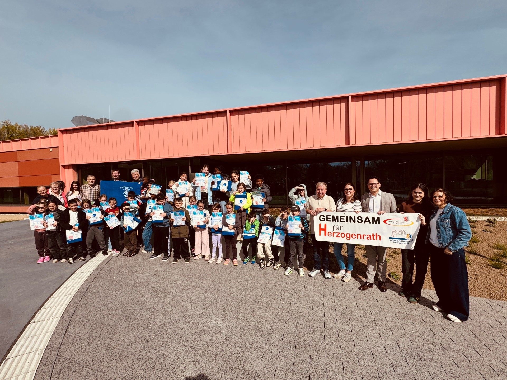 Erfolgreiche Teilnehmer Osterferien-Schwimmkurse mit SSV, Bürgerstiftung und Bürgermeister