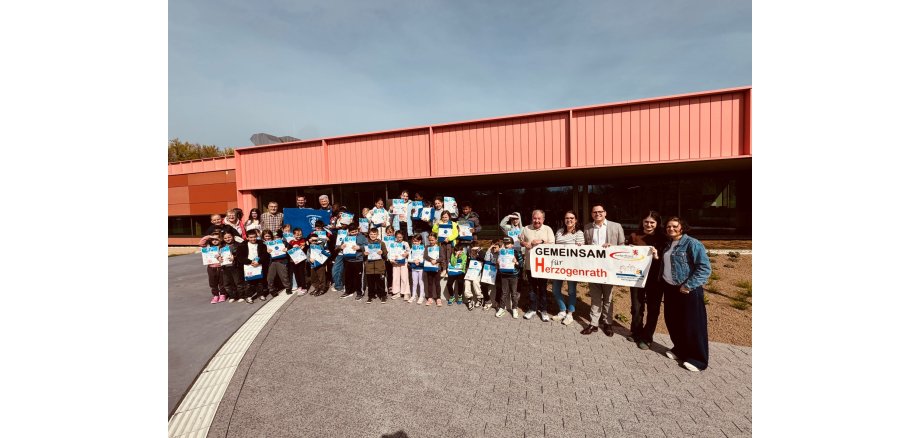 Erfolgreiche Teilnehmer Osterferien-Schwimmkurse Erfolgreiche Teilnehmer Osterferien-Schwimmkurse mit SSV, Bürgerstiftung und Bürgermeister