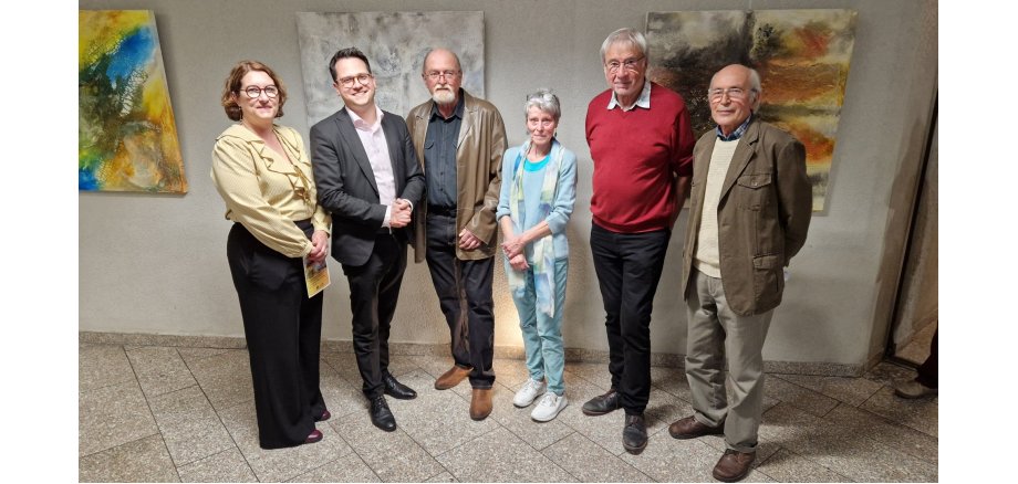 Renate Wallraff (Beigeordnete für Soziales, Bildung und Familie), Bürgermeister Dr. Benjamin Fadavian und die ausstellenden Künstler Willi Lemke, Mechtild Niebeling-Mause, Jochen Jung und Daniel Dumitrache