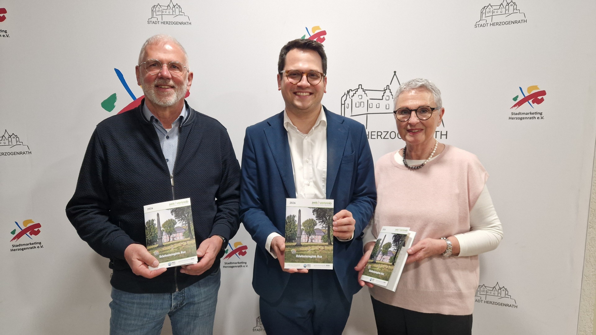Herzogenraths Bürgermeister und gleichzeitig Vorsitzenden des grünmetropole e.V., Dr. Benjamin Fadavian, mit Dr. Norbert Dreßen (li.) und Marlene Dreßen (re.) von der Agentur ndkom Dr. Norbert Dreßen