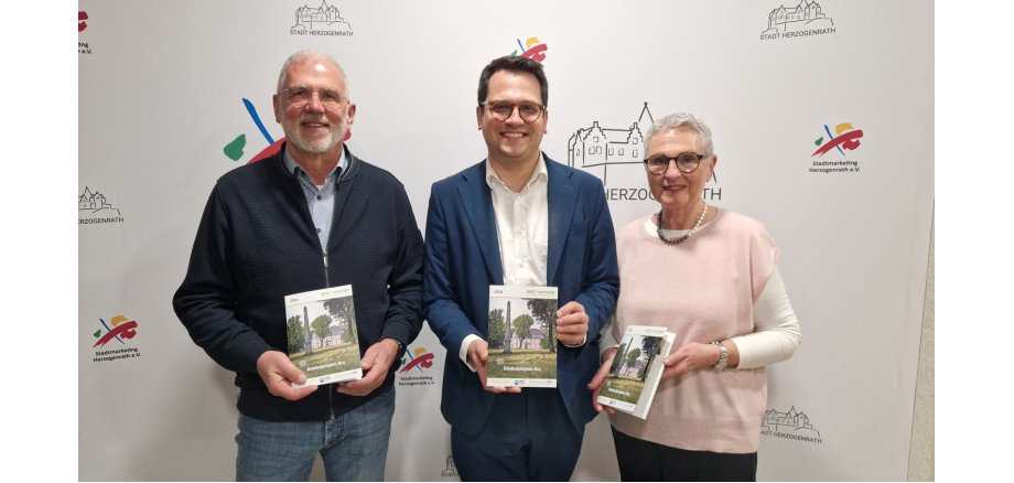 Herzogenraths Bürgermeister und gleichzeitig Vorsitzenden des grünmetropole e.V., Dr. Benjamin Fadavian, mit Dr. Norbert Dreßen (li.) und Marlene Dreßen (re.) von der Agentur ndkom Dr. Norbert Dreßen