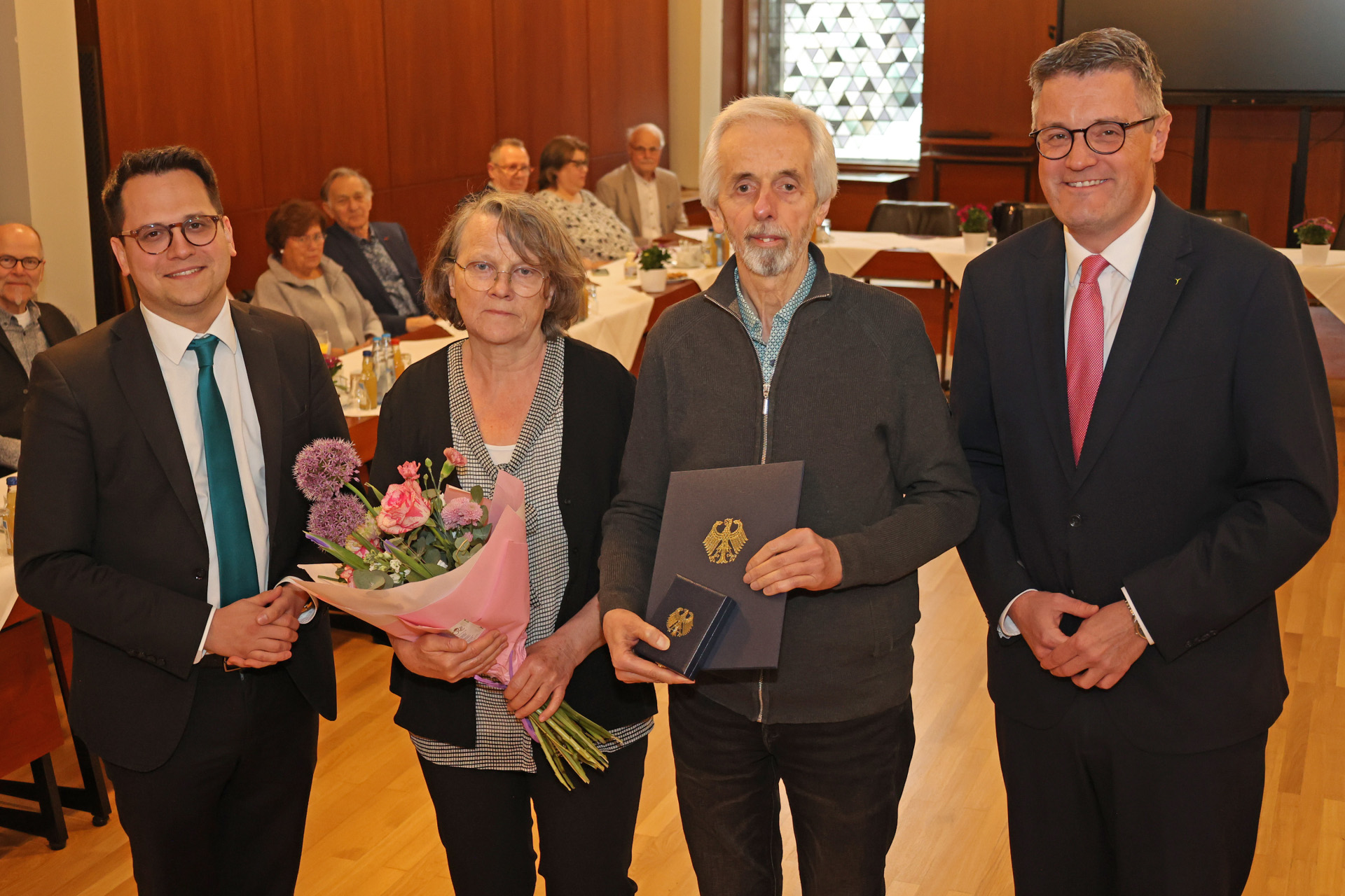 Wilfried Hammers (2.v.r.) erhielt jetzt von Städteregionsrat Dr. Tim Grüttemeier (rechts) das Bundesverdienstkreuz überreicht. Auch der Herzogenrather Bürgermeister Dr. Benjamin Fadavian (links) gratulierte Hammers und seiner Frau Uschi.