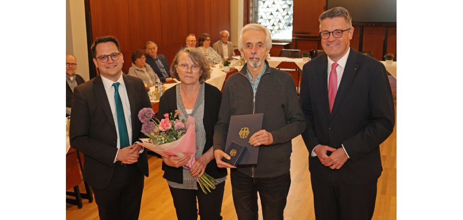 Wilfried Hammers (2.v.r.) erhielt jetzt von Städteregionsrat Dr. Tim Grüttemeier (rechts) das Bundesverdienstkreuz überreicht. Auch der Herzogenrather Bürgermeister Dr. Benjamin Fadavian (links) gratulierte Hammers und seiner Frau Uschi.
