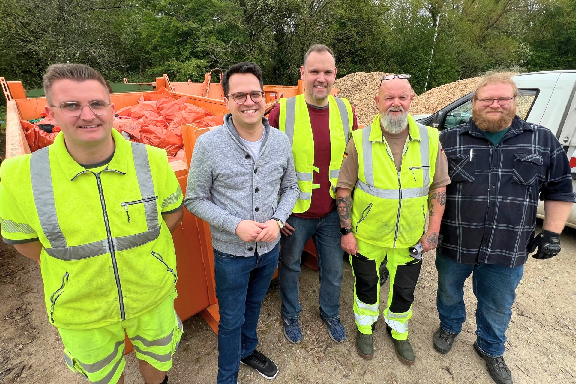 Bürgermeister Dr. Benjamin Fadavian (2.v.l.) mit den Organisatoren des Müllsammeltages Thomas Herff (Leiter der Umwelt- und Klimaschutzabteilung der Stadt, Mitte) und Matthias Brück (Klimafolgenanpassungsmanager, 1.v.r.) sowie zwei Mitarbeitern des Baubetriebshofs vor dem Container mit dem in der ganzen Stadt gesammelten wilden Müll