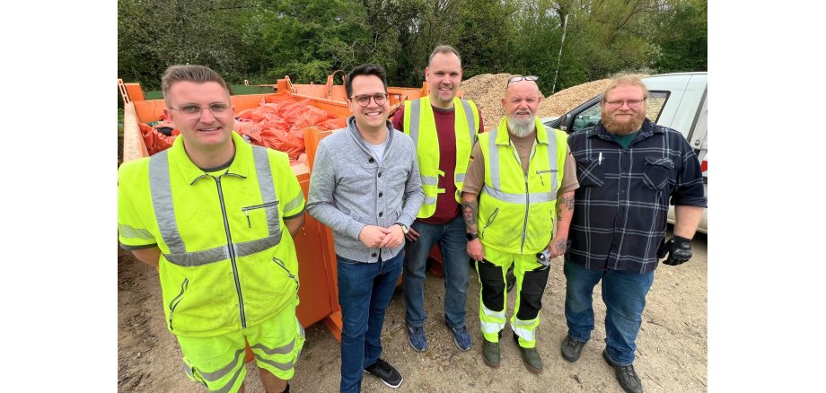 Bürgermeister Dr. Benjamin Fadavian (2.v.l.) mit den Organisatoren des Müllsammeltages Thomas Herff (Leiter der Umwelt- und Klimaschutzabteilung der Stadt, Mitte) und Matthias Brück (Klimafolgenanpassungsmanager, 1.v.r.) sowie zwei Mitarbeitern des Baubetriebshofs vor dem Container mit dem in der ganzen Stadt gesammelten wilden Müll