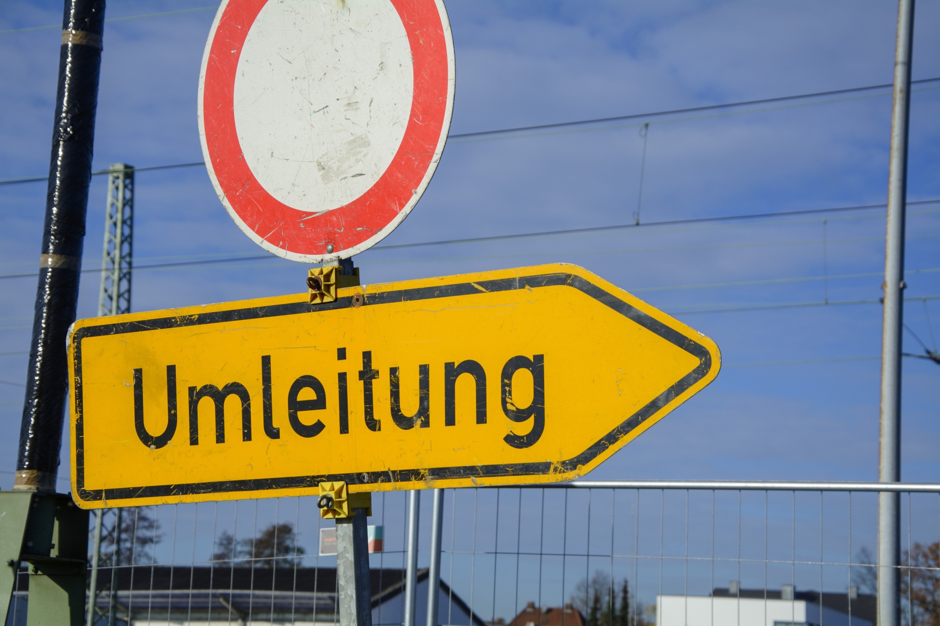 Straßensprerrung_Umleitung Druchfahrtverboten- und Umleitungsschild