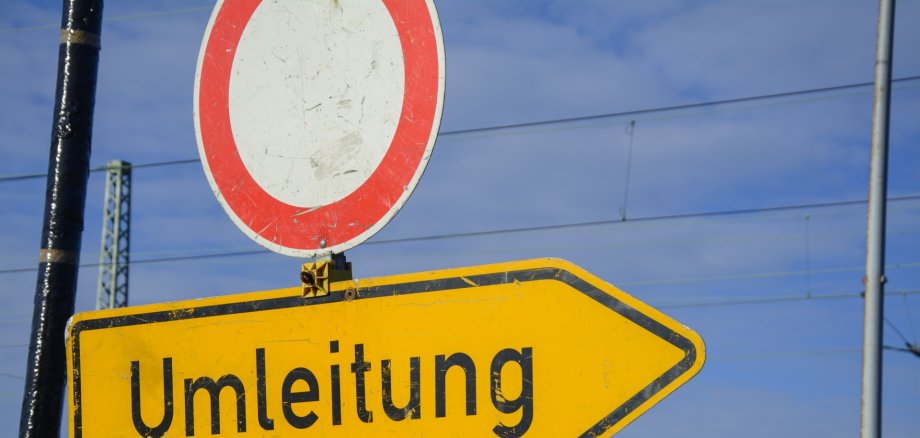 Straßensprerrung_Umleitung Druchfahrtverboten- und Umleitungsschild