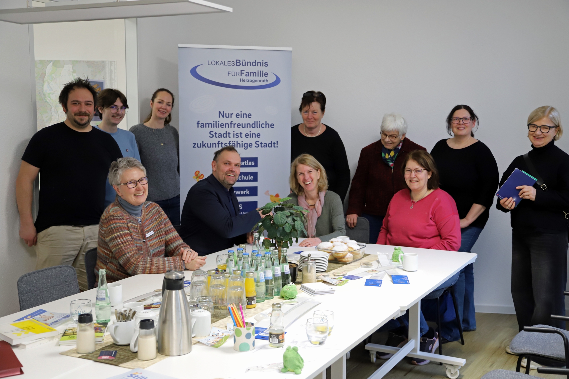 Vertreterinnen und Vertreter vom Herzogenrather Familienbündnis, von Politik und der Stadtverwaltung bei der Einweihung in den Räumlichkeiten der Umwelt- und Klimaschutzabteilung