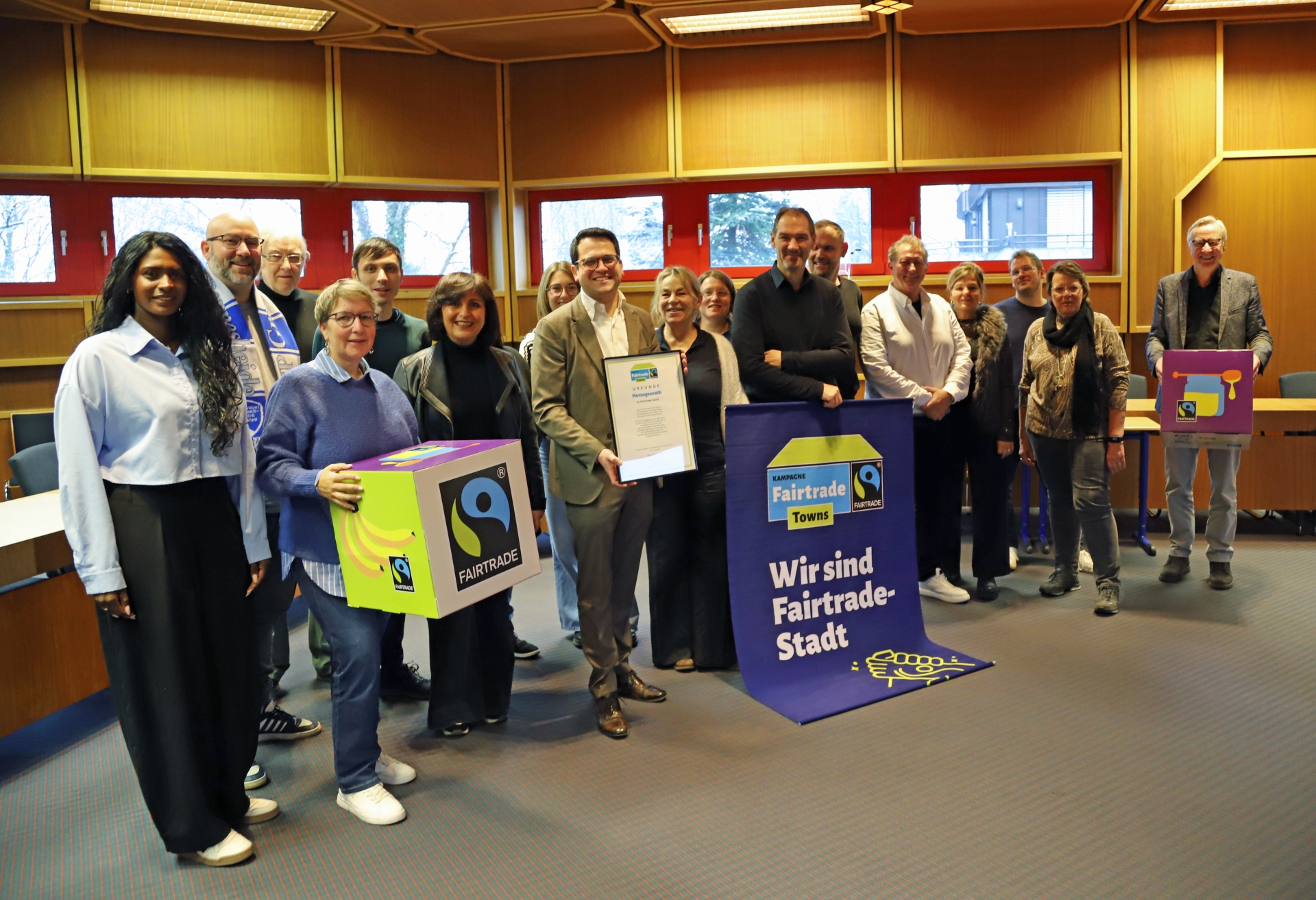 Vertreterinnen und Vertreter der Stadt Herzogenrath mit der Steuerungsgruppe sowie an dem Projekt beteiligten Partnerinnen und Partnern bei der Feierstunde im Ratssaal