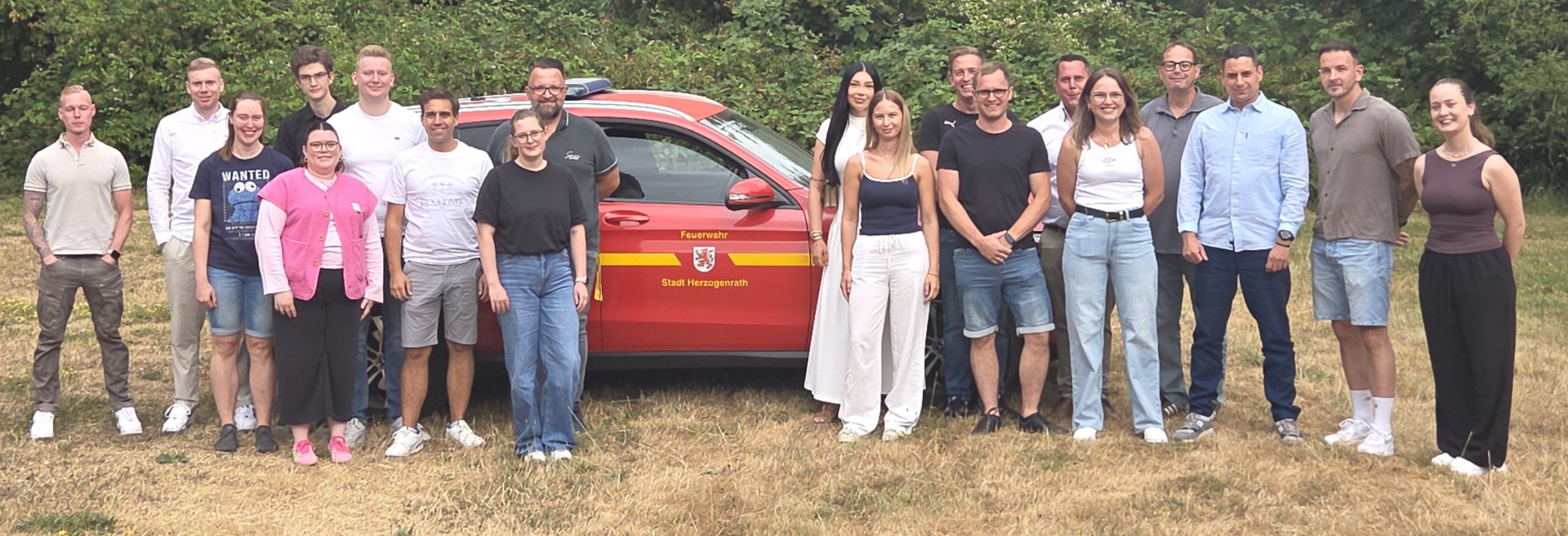 Auszubildendentreffen der Feuerwehr Herzogenrath Gruppenbild mit Feuerwehreinsatzauto