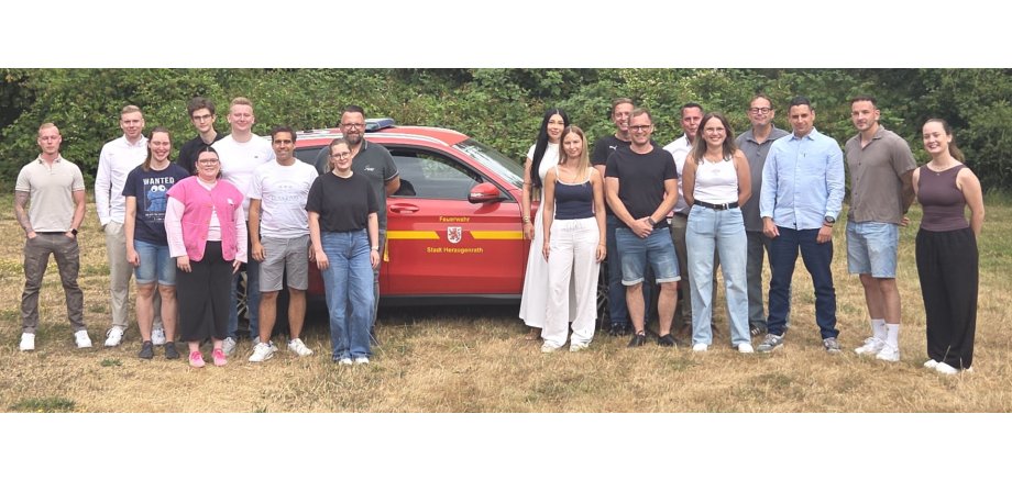 Auszubildendentreffen der Feuerwehr Herzogenrath Gruppenbild mit Feuerwehreinsatzauto