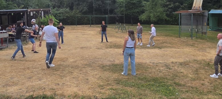 Ballspiel der Teilnehmenden des Auszubildendentreffen der Feuerwehr Herzogenrath