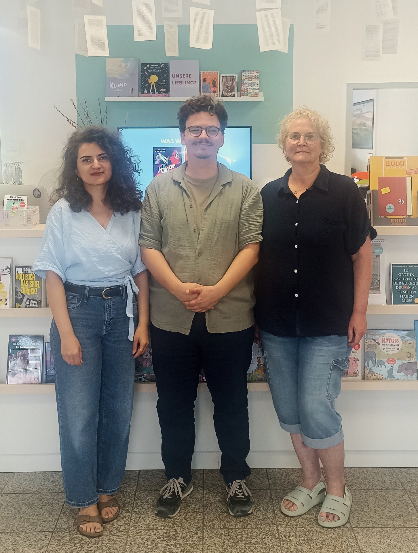 Sandra Nitschke von den Igelfreunden Merkstein (re.) mit Sebastian Schauenburg (M.) und Gizem Güven (li.) von der Buchhandlung Schauenburg