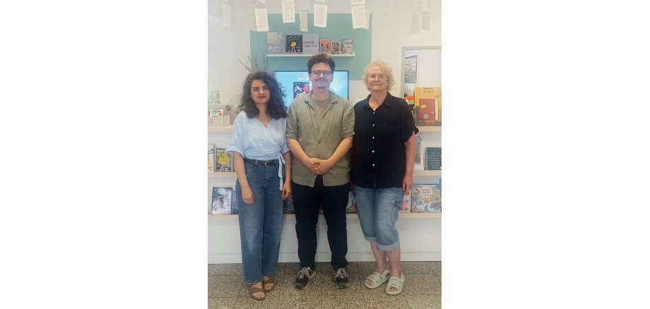Sandra Nitschke von den Igelfreunden Merkstein (re.) mit Sebastian Schauenburg (M.) und Gizem Güven (li.) von der Buchhandlung Schauenburg Sandra Nitschke von den Igelfreunden Merkstein (re.) mit Sebastian Schauenburg (M.) und Gizem Güven (li.) von der Buchhandlung Schauenburg
