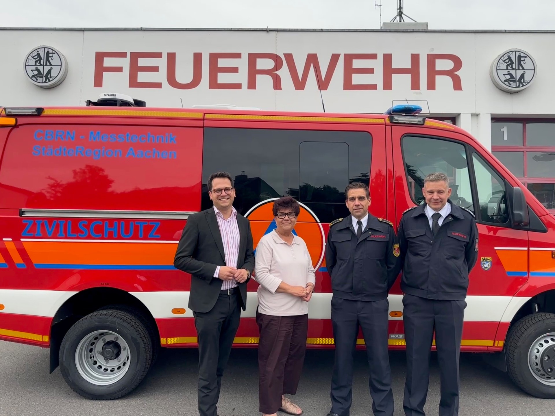 Bürgermeister Dr. Benjamin Fadavian mit Bundestagsabgeordneter Claudia Moll, Feuerwehrchef Carsten Schütte und Löschzugführer der freiwilligen Feuerwehr Merkstein Markus Schröder vor dem neuen Fahrzeug