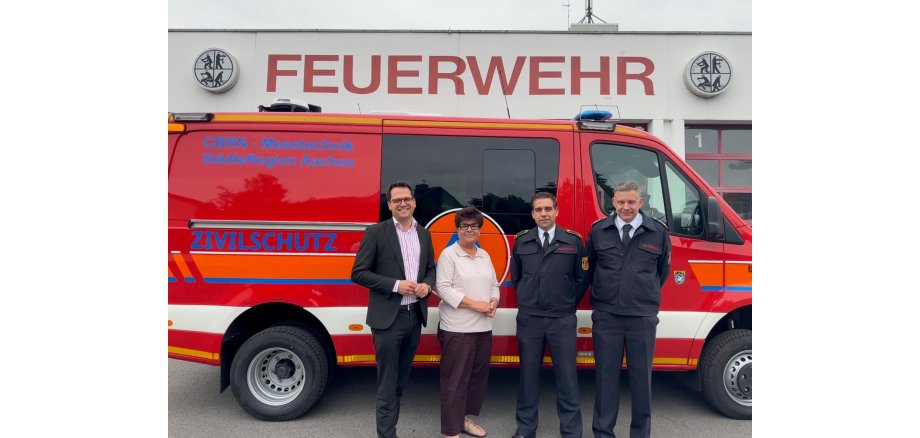 Bürgermeister Dr. Benjamin Fadavian mit Bundestagsabgeordneter Claudia Moll, Feuerwehrchef Carsten Schütte und Löschzugführer der freiwilligen Feuerwehr Merkstein Markus Schröder vor dem neuen Fahrzeug Bürgermeister Dr. Benjamin Fadavian mit Bundestagsabgeordneter Claudia Moll, Feuerwehrchef Carsten Schütte und Löschzugführer der freiwilligen Feuerwehr Merkstein Markus Schröder vor dem neuen Fahrzeug
