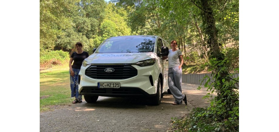 Stascha Löffler von der Mobilen Jugendarbeit (li.) und Britta Sachse vom Abenteuerspielplatz Broichbachtal (re.) neben dem neuen Fahrzeug. Stascha Löffler von der Mobilen Jugendarbeit (li.) und Britta Sachse vom Abenteuerspielplatz Broichbachtal (re.) neben dem neuen Fahrzeug.