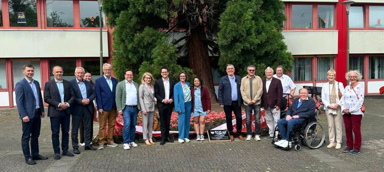 Das Gruppenbild anbei zeigt Vertreterinnen und Vertreter der Städte Herzogenrath, Kerkrade, Plérin, Bistritz, Lwiw und Welykyj Ljubin sowie des Städtepartnerschaftskomitees und weiterer zivilgesellschaftlicher Institutionen bei der Enthüllung der Marmorplatte zu den Jubiläumsfeierlichkeiten