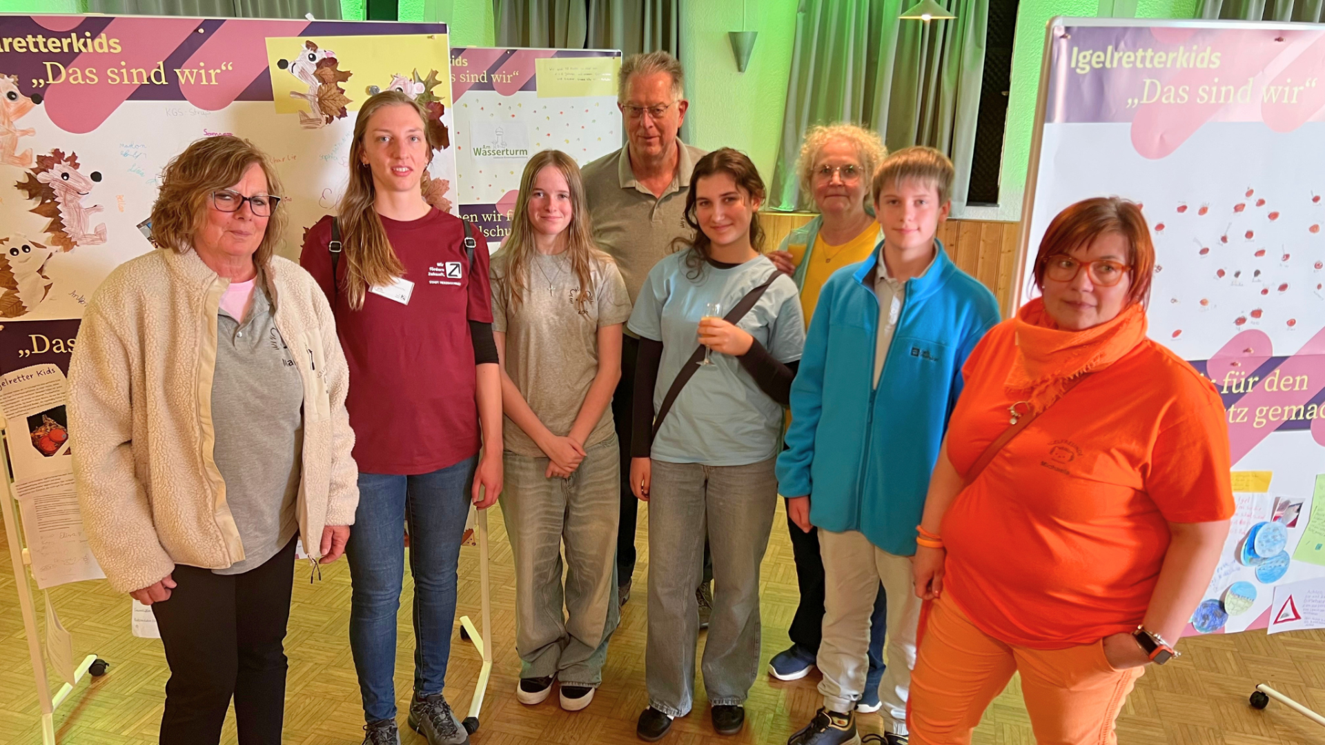 Mitglieder der Igelfreunde Merkstein mit ihrer Vorsitzenden Sandra Nitschke (3.v.r.), der städt. Projektleiterin Fabienne Heinrichs (2.v.l.) und den Kinderbürgermeistern Zoe Kißling (3.v.l.) und Benjamin Wüstkamp (2.v.r.).