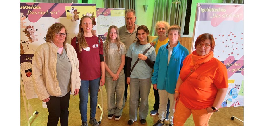 Mitglieder der Igelfreunde Merkstein mit ihrer Vorsitzenden Sandra Nitschke (3.v.r.), der städt. Projektleiterin Fabienne Heinrichs (2.v.l.) und den Kinderbürgermeistern Zoe Kißling (3.v.l.) und Benjamin Wüstkamp (2.v.r.). Mitglieder der Igelfreunde Merkstein mit ihrer Vorsitzenden Sandra Nitschke (3.v.r.), der städt. Projektleiterin Fabienne Heinrichs (2.v.l.) und den Kinderbürgermeistern Zoe Kißling (3.v.l.) und Benjamin Wüstkamp (2.v.r.).