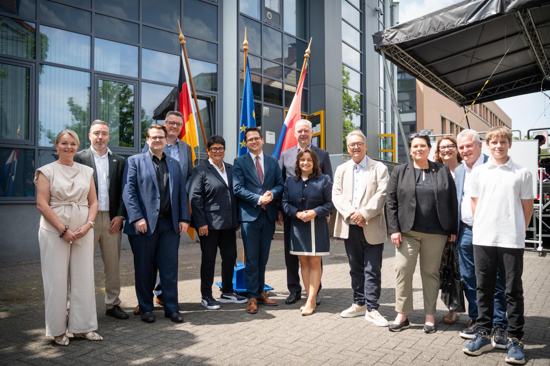Gruppenbild EBC Jubiläum (v.l.n.r.): Susanne Scheepers, Bürgermeisterin von Simpelveld; Alexander Geers, Beigeordneter und stellv. Bürgermeister von Kerkrade; Sebastian Becker, Bürgermeister (Stellvertreter des Oberbürgermeisters) der Stadt Aachen; Dr. Tim Grüttemeier, Städteregionsrat; Sabine Verheyen, Vizepräsidentin des Europäisches Parlamentes; Dr. Benjamin Fadavian, Bürgermeister von Herzogenrath; Thomas Havers, stellv. Bürgermeister von Würselen; Catarina dos Santos, Bundestagsabgeordnete; Johann Roland, Beigeordneter von Kerkrade; Christine Stadler, Bürgermeisterin von Übach-Palenberg; Renate Wallraff, Beigeordnete der Stadt Herzogenrath; Jürgen Burghardt, stellv. Bürgermeister von Baesweiler; Benjamin Wüstkamp, Kinderbürgermeister von Herzogenrath