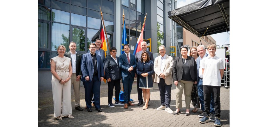 Gruppenbild EBC Jubiläum (v.l.n.r.): Susanne Scheepers, Bürgermeisterin von Simpelveld; Alexander Geers, Beigeordneter und stellv. Bürgermeister von Kerkrade; Sebastian Becker, Bürgermeister (Stellvertreter des Oberbürgermeisters) der Stadt Aachen; Dr. Tim Grüttemeier, Städteregionsrat; Sabine Verheyen, Vizepräsidentin des Europäisches Parlamentes; Dr. Benjamin Fadavian, Bürgermeister von Herzogenrath; Thomas Havers, stellv. Bürgermeister von Würselen; Catarina dos Santos, Bundestagsabgeordnete; Johann Roland, Beigeordneter von Kerkrade; Christine Stadler, Bürgermeisterin von Übach-Palenberg; Renate Wallraff, Beigeordnete der Stadt Herzogenrath; Jürgen Burghardt, stellv. Bürgermeister von Baesweiler; Benjamin Wüstkamp, Kinderbürgermeister von Herzogenrath Gruppenbild EBC Jubiläum (v.l.n.r.): Susanne Scheepers, Bürgermeisterin von Simpelveld; Alexander Geers, Beigeordneter und stellv. Bürgermeister von Kerkrade; Sebastian Becker, Bürgermeister (Stellvertreter des Oberbürgermeisters) der Stadt Aachen; Dr. Tim Grüttemeier, Städteregionsrat; Sabine Verheyen, Vizepräsidentin des Europäisches Parlamentes; Dr. Benjamin Fadavian, Bürgermeister von Herzogenrath; Thomas Havers, stellv. Bürgermeister von Würselen; Catarina dos Santos, Bundestagsabgeordnete; Johann Roland, Beigeordneter von Kerkrade; Christine Stadler, Bürgermeisterin von Übach-Palenberg; Renate Wallraff, Beigeordnete der Stadt Herzogenrath; Jürgen Burghardt, stellv. Bürgermeister von Baesweiler; Benjamin Wüstkamp, Kinderbürgermeister von Herzogenrath