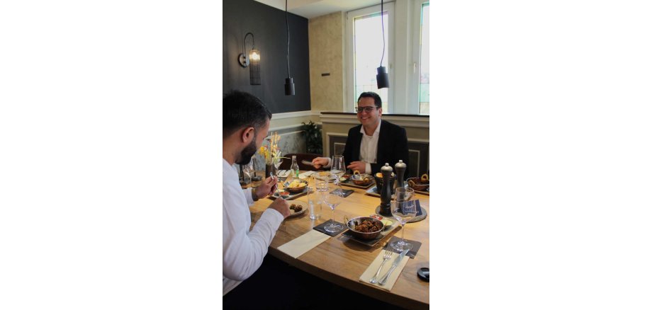 Bürgermeister Dr. Benjamin Fadavian beim Besuch im Milano Heidhof