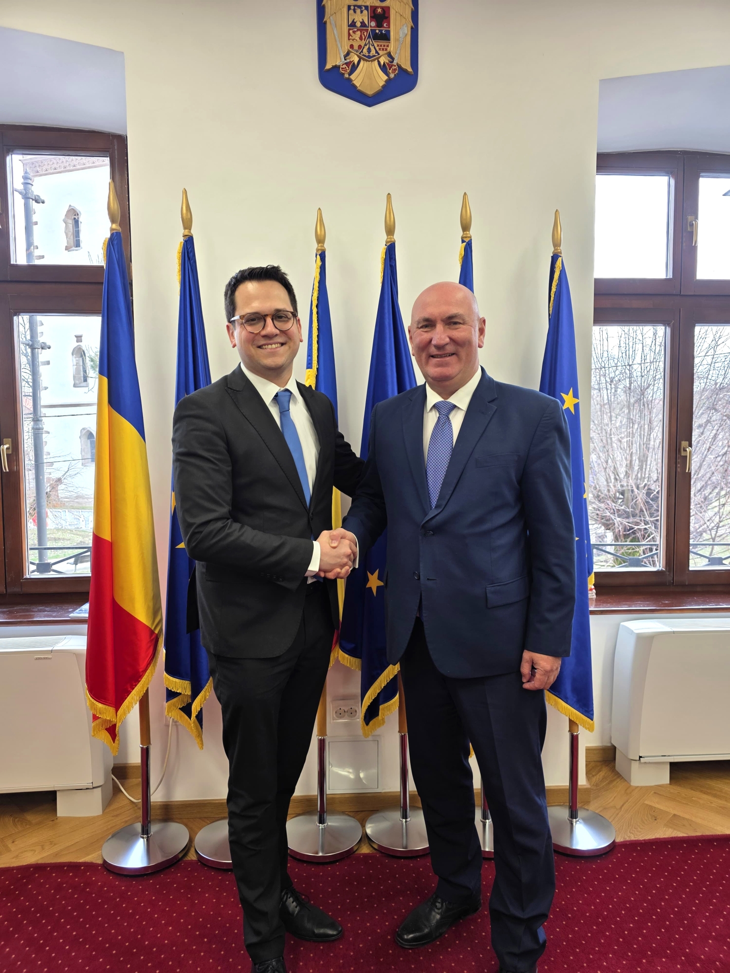 Bürgermeister Dr. Benjamin Fadavian mit seinem Bistritzer Amtskollegen Gabriel Lazany beim Treffen in der Partnerstadt