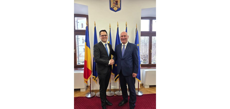 Bürgermeister Dr. Benjamin Fadavian mit seinem Bistritzer Amtskollegen Gabriel Lazany beim Treffen in der Partnerstadt