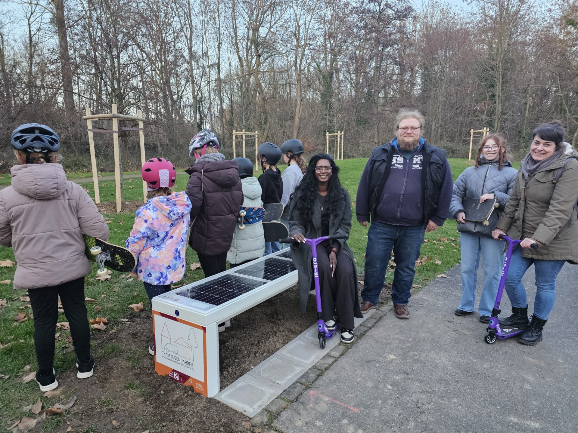 Vertreter der städtischen Umwelt- und Klimaschutzabteilung sowie des Teams Jugendarbeit mit Kindern und Jugendlichen auf der Skateranlage mit der neuen Sitzbank