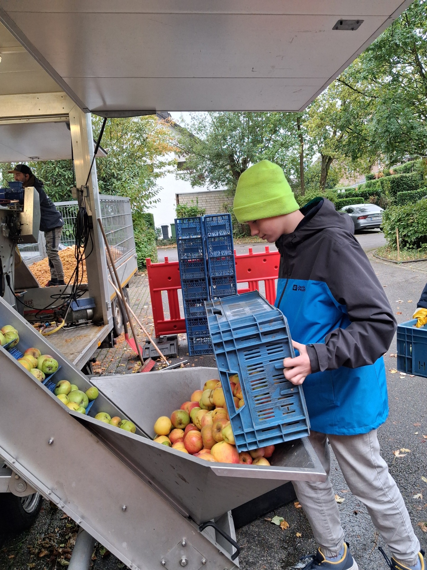Kinderbürgermeister bei der Apfelverarbeitung