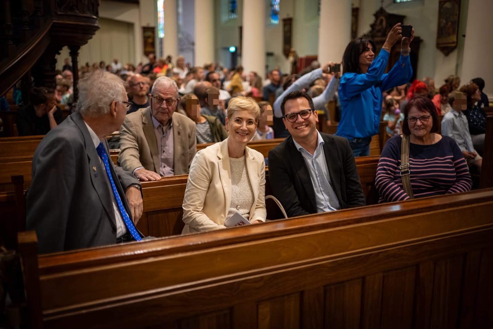 Das beigefügte Bild zeigt die Kerkrader Bürgermeisterin Dr. Petra Dassen-Housen mit Bürgermeister Dr. Benjamin Fadavian.