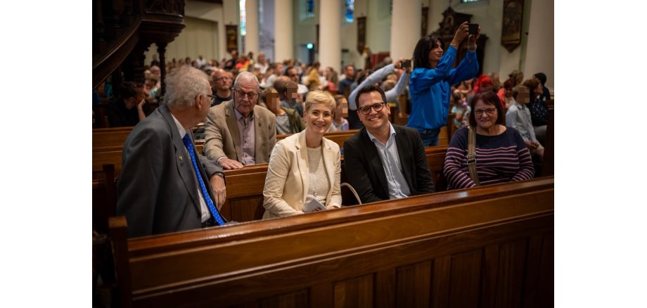 Eurode-Friedenspreis 2026 für Herzogenrather Streitschlichterinnen und Streitschlichter Das beigefügte Bild zeigt die Kerkrader Bürgermeisterin Dr. Petra Dassen-Housen mit Bürgermeister Dr. Benjamin Fadavian.