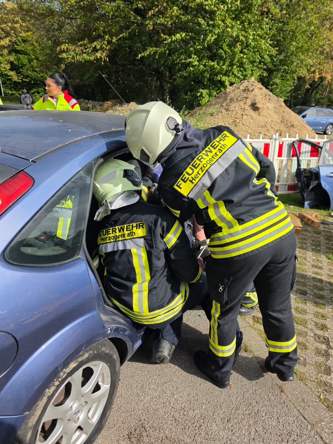 Trauma-Tag der Feuerwehr Herzogenrath, Teilnehmenden bei den verschiedenen Einsatzszenarien.