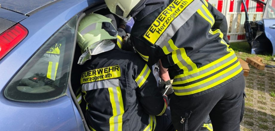 Trauma-Tag der Feuerwehr Herzogenrath, Teilnehmenden bei den verschiedenen Einsatzszenarien. Trauma-Tag der Feuerwehr Herzogenrath, Teilnehmenden bei den verschiedenen Einsatzszenarien.