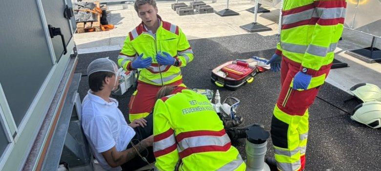 Trauma-Tag der Feuerwehr Herzogenrath, Teilnehmenden bei den verschiedenen Einsatzszenarien. Trauma-Tag der Feuerwehr Herzogenrath, Teilnehmenden bei den verschiedenen Einsatzszenarien.