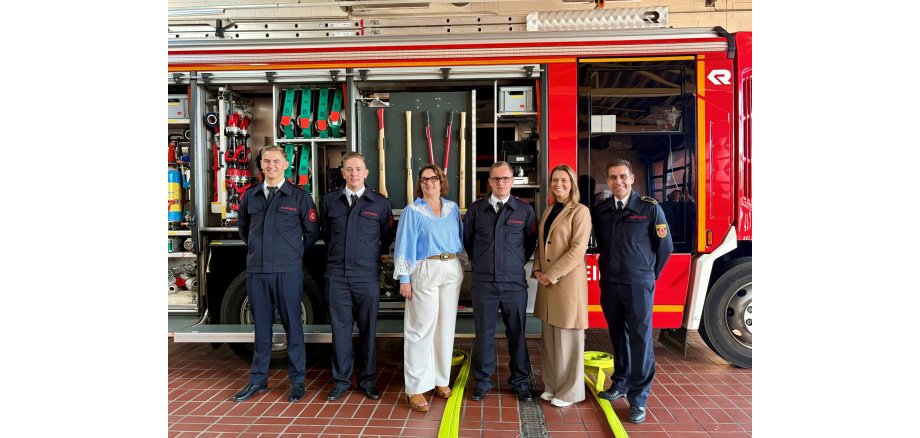 Neue Brandmeister für die Feuerwehr Herzogenrath Neue Brandmeister für die Feuerwehr Herzogenrath - Jens Ruben Graß, Luca Scheidt und Simon Braun mit Beigeordnete Renate Wallraff, Julia Oidtman (Personalwesen), Hr. Schütte Leiter der Feuerwehr Herzogenrath vor einem offenen Löschfahrzeug in der Garage der Feuerwache