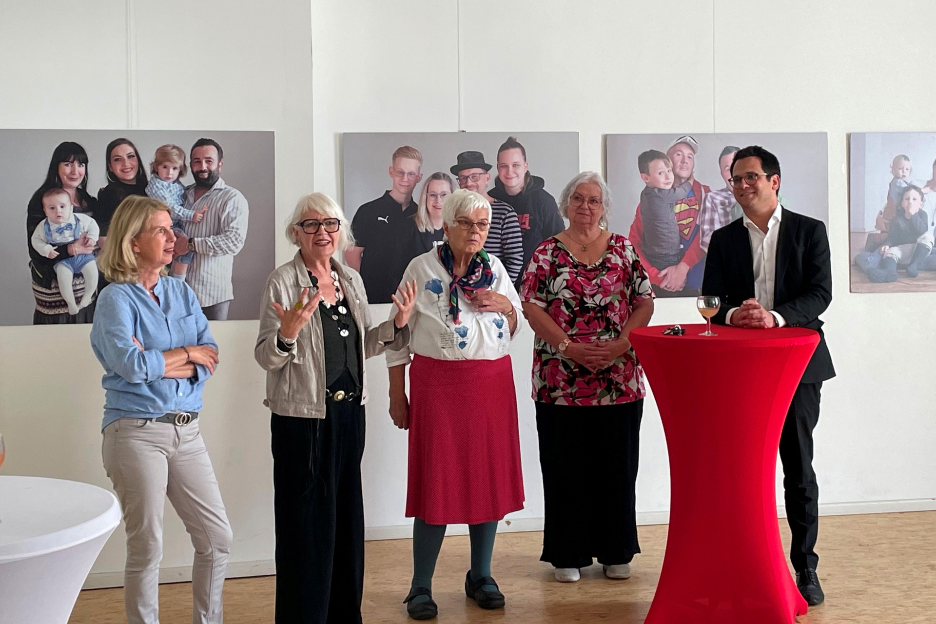 Gleichstellungsbeauftragte und Bündniskoordinatorin Birgit Kuballa, Fotografin Ute Haupts, die Vorstandssprecherinnen Maria Treutler und Renate Ernst-Ortmanns vom FrauenKomm.Gleis1 sowie Herzogenraths Bürgermeister Dr. Benjamin Fadavian bei der Eröffnung der Ausstellung