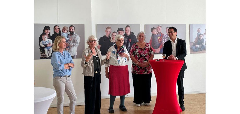 Gleichstellungsbeauftragte und Bündniskoordinatorin Birgit Kuballa, Fotografin Ute Haupts, die Vorstandssprecherinnen Maria Treutler und Renate Ernst-Ortmanns vom FrauenKomm.Gleis1 sowie Herzogenraths Bürgermeister Dr. Benjamin Fadavian bei der Eröffnung der Ausstellung