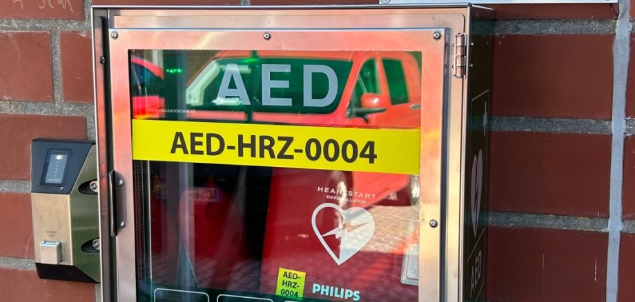 Defibrillator an der Feuer- und Rettungswache Herzogenrath - am Eingang der Wache an der Wand