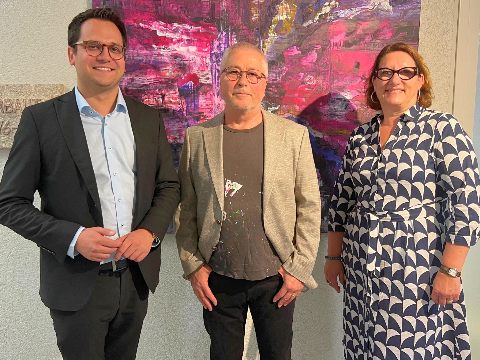 Bürgermeister Dr. Benjamin Fadavian, Künstler Axel Scheins und die Beigeordnete Renate Wallraff bei der Vernissage im Rathaus