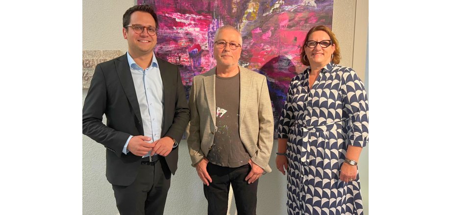 Bürgermeister Dr. Benjamin Fadavian, Künstler Axel Scheins und die Beigeordnete Renate Wallraff bei der Vernissage im Rathaus