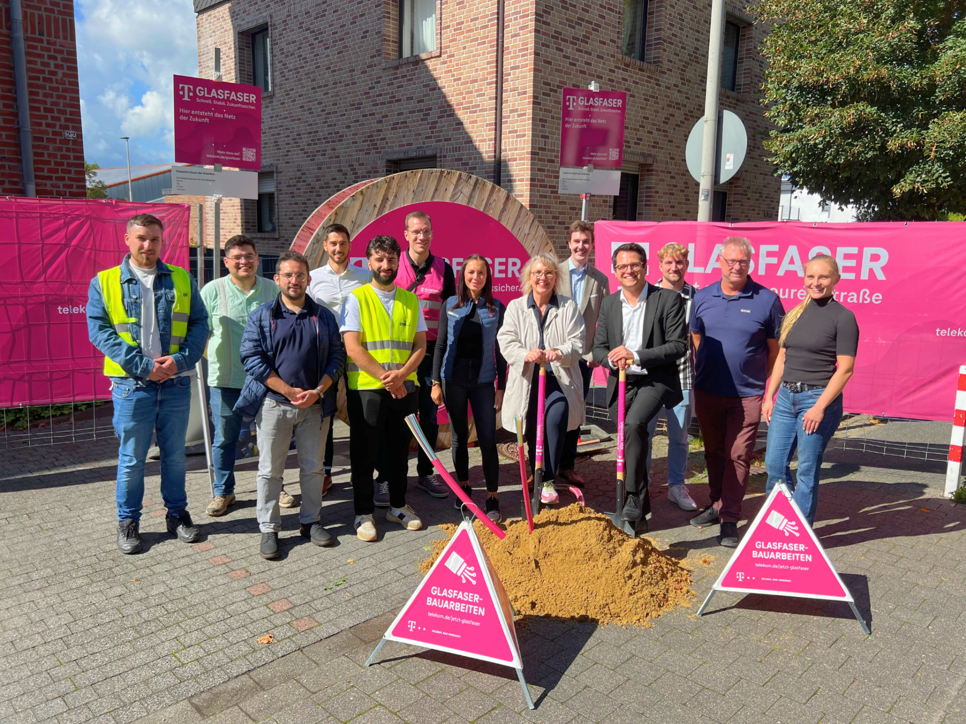 Gruppenbild Spatenstich Telekom