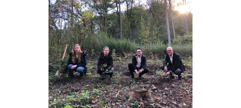 Baum-Spendenaktion Fabienne Heinrichs (Stadt Herzogenrath), Sina Frischholz (NetAachen), Dr. Benjamin Fadavian (Stadt Herzogenrath) und Andreas Schneider (NetAachen)