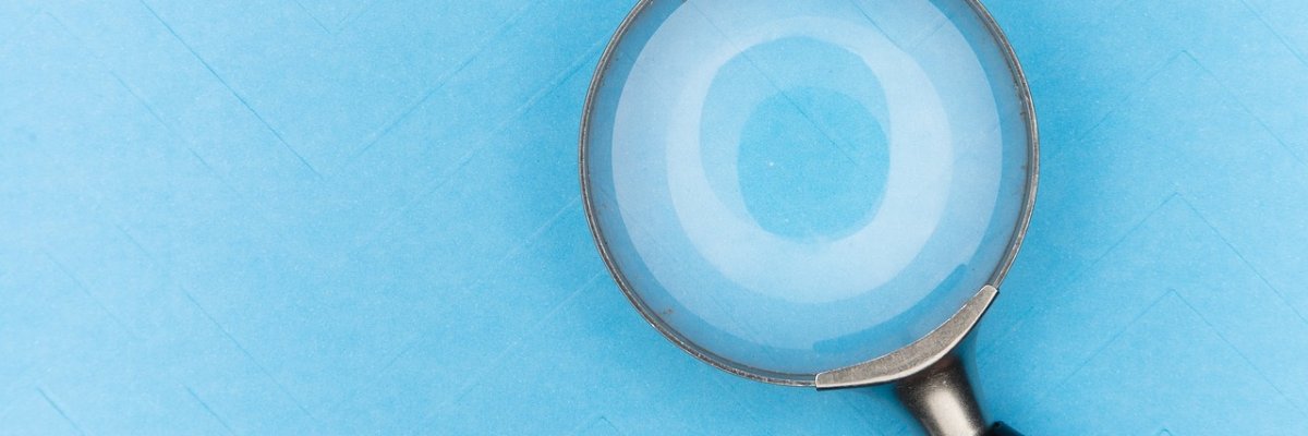 Lupe auf blauem Hintergrund