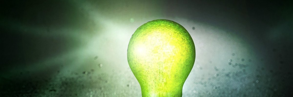 Glühlampe leuchtend grün auf nassem Boden aufrecht Glühlampe leuchtend grün auf nassem Boden aufrecht