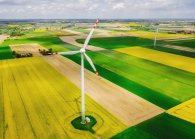 Windenergieräder auf dem Feld Windenergieräder auf dem Feld