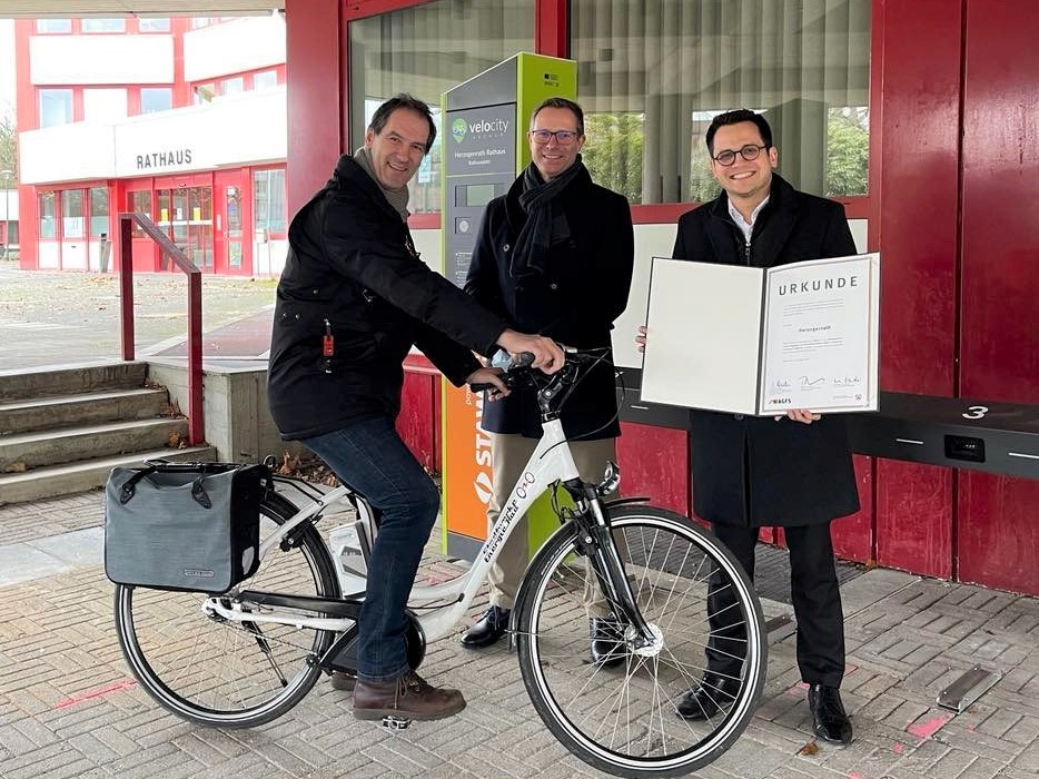 Franz-Josef Türck-Hövener, Technischer Beigeordneter Stadt Herzogenrath, Joachim Hergesell, Verkehrsingenieur Stadt Herzogenrath und Dr. Benjamin Fadavian, Bürgermeister Stadt Herzogenrath, mit der Urkunde zur Fußgänger- und Fahrradfreundlichkeit